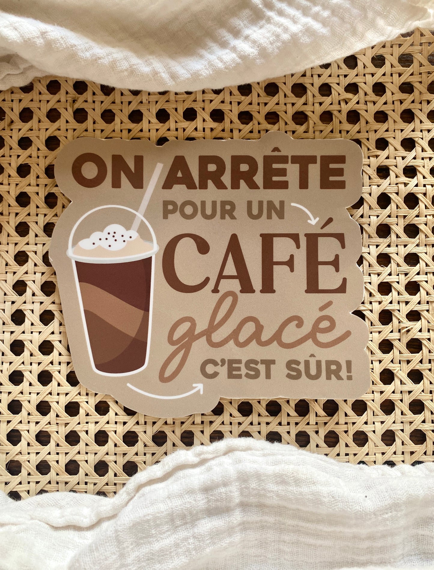 Autocollant voiture « On arrête pour un café glacé »